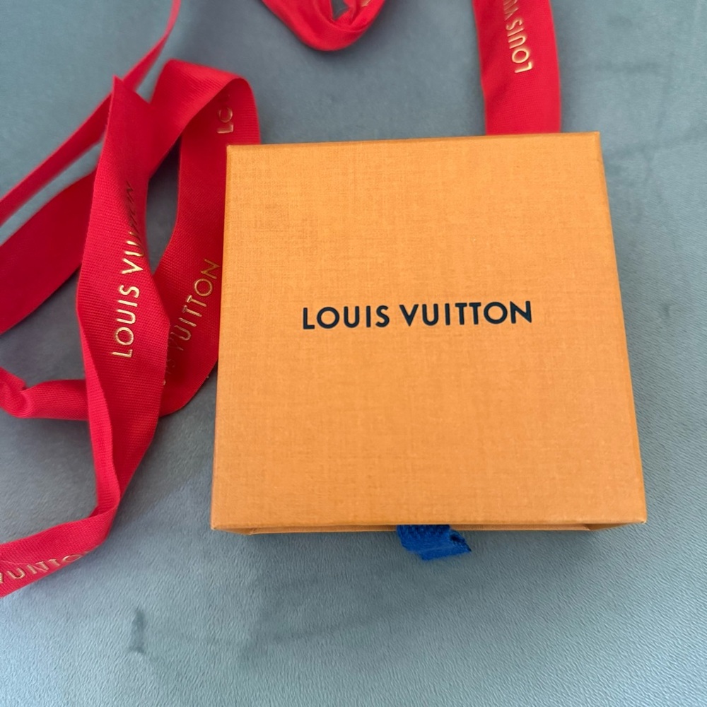 Louis Vuitton Puffygram Monogram Flower Gold Earrings - Picture 6 of 10